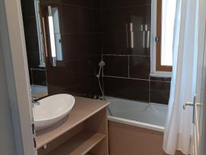 Kúpeľňa v ubytovaní Charmant Duplex au Château des Magnans, Jausiers - 8 pers, 80 m², Balcon, Piscine et Sauna - FR-1-165B-25