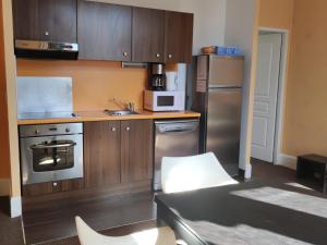 Kuchyňa alebo kuchynka v ubytovaní Charmant T2 dans Château avec Piscine et Sauna - Jausiers, 4 pers, 35m² - FR-1-165B-36