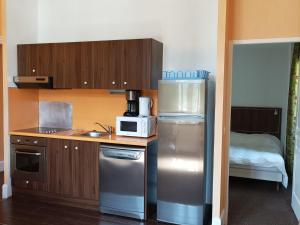 Kuchyňa alebo kuchynka v ubytovaní Charmant T2 dans Château avec Piscine et Sauna - Jausiers, 4 pers, 35m² - FR-1-165B-36