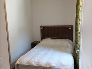 Posteľ alebo postele v izbe v ubytovaní Charmant T2 dans Château avec Piscine et Sauna - Jausiers, 4 pers, 35m² - FR-1-165B-36