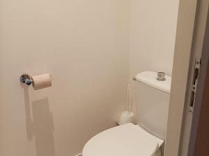 Ένα μπάνιο στο Appartement T2 au Château des Magnans, Jausiers - 4 pers, piscine, sauna, parking - Vallée de l'Ubaye - FR-1-165B-50 +3 φωτογραφίες