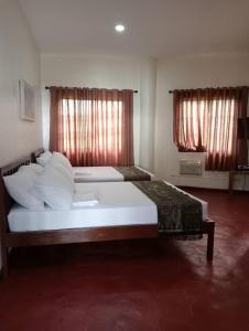 Een bed of bedden in een kamer bij Medellin Seaview Inn