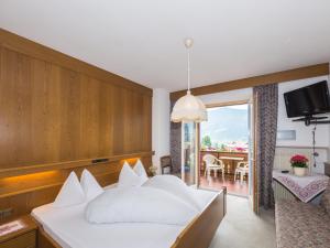 Postel nebo postele na pokoji v ubytování Guesthouse Pension Grafenstein