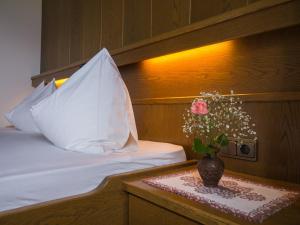 Postel nebo postele na pokoji v ubytování Guesthouse Pension Grafenstein