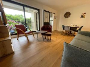 Fotografia z galérie ubytovania Appartement cosy avec terrasse, piscine et proche plage à La Rochelle - FR-1-246-627 v destinácii La Rochelle