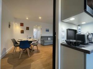 Fotografia z galérie ubytovania Appartement cosy avec terrasse, piscine et proche plage à La Rochelle - FR-1-246-627 v destinácii La Rochelle