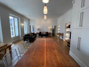 una sala de estar con una gran mesa de madera. en Central 1-Bed Apartment in Inverness Sleeps 4, en Inverness