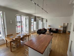 印威內斯的住宿－Centrally located 1-Bed apartment in Inverness，厨房以及带桌椅的起居室。