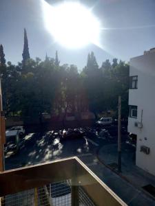 una vista de un aparcamiento con una montaña en el fondo en Hermoso dpto centrico externo c/ balcones en Córdoba