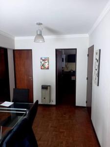een woonkamer met een bank en een glazen tafel bij Hermoso dpto centrico externo c/ balcones in Cordoba