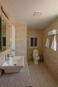 Bathroom sa Siddhartha Lumbini Green Resort