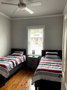 Cozy & Quiet Two Bedroom Condo In The Heart Of Historic St. Augustine tesisinde bir odada yatak veya yataklar