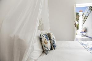 A bed or beds in a room at Hotel Lisca Bianca