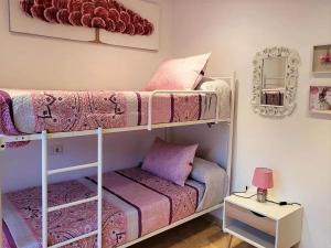 een slaapkamer met twee stapelbedden en een tafel bij Apartment in Spain near Sandy Beach in Vera +26 foto's