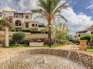 una piscina frente a una casa con una palmera en Attractive holiday home in Vera with terrace, en Vera