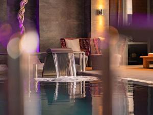 una piscina de agua con sillas y una mesa en Belvilla by OYO Valle del Este las Yucas, en El Esparragal