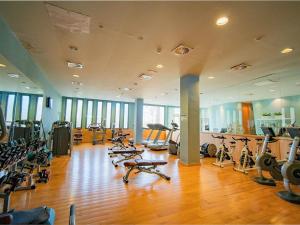 Un gimnasio con un montón de bicicletas estáticas. en Belvilla by OYO Valle del Este las Yucas, en El Esparragal