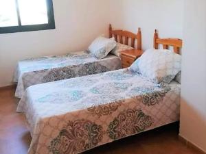 una habitación con dos camas y una mesita de noche en Belvilla by OYO Valle del Este las Yucas, en El Esparragal 32 fotos más