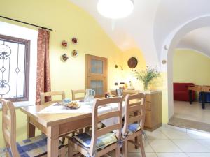 een keuken en eetkamer met een tafel en stoelen bij Cozy house in the mountains a few kilometers from Lake Garda in Ronzo Chienis