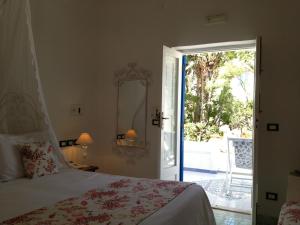 A bed or beds in a room at Hotel Lisca Bianca