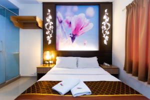 a bedroom with a bed with two pillows on it at D&F BOUTIQUE HOTEL ERA SQUARE SEREMBAN in Seremban