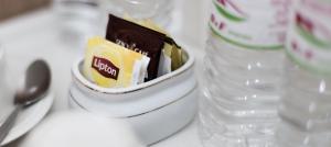 スレンバンにあるD&F BOUTIQUE HOTEL ERA SQUARE SEREMBANの水の入った歯磨き粉