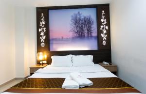 スレンバンにあるD&F BOUTIQUE HOTEL ERA SQUARE SEREMBANのベッドルーム1室(ベッド1台、白いタオル2枚付)