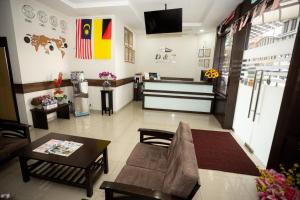 uma sala de estar com um sofá e uma mesa em D&F BOUTIQUE HOTEL ERA SQUARE SEREMBAN em Seremban