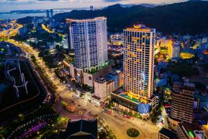 une vue aérienne de nuit sur une ville dans l'établissement Muong Thanh Luxury Quang Ninh Hotel, à Hạ Long