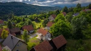 - une vue aérienne sur un village avec des maisons et des arbres dans l'établissement Mala kuća, à Vele Drage
