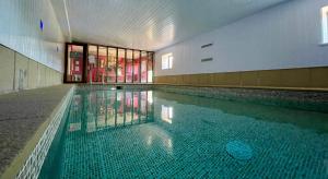 a swimming pool in a building with a swimming poolasteryasteryasteryasteryasteryastery at Cosy 2 bedroom apartment, terrace with Hot Tub 8am - 10pm plus private daily use of indoor pool and sauna 1 hour in Stanton in Peak