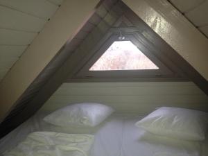 Postel nebo postele na pokoji v ubytování Seehütte Neusiedlersee - Pfahlbau GlamPing