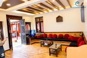 加德滿都的住宿－Hotel Dreams connect GRB，客厅配有红色沙发和电视