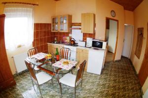Kuchyňa alebo kuchynka v ubytovaní Joker Villa Apartmanhaus