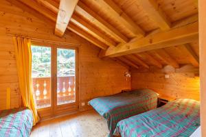 Un pat sau paturi într-o cameră la Quiet apartment near the slopes