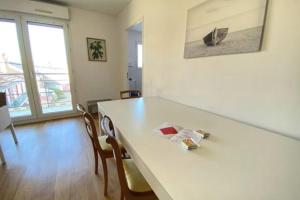Fotografia z galérie ubytovania Beautiful Apartment For 4 With Balcony v destinácii Nantes