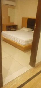 Een bed of bedden in een kamer bij Capital O Del Inn