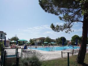 una piscina con persone che giocano di Villa in Caorle near Spiaggia Tartaruga a La Fagiana