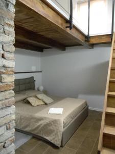 1 dormitorio con 1 cama grande en un loft en B&B Civico 6 Galatro, en Galatro