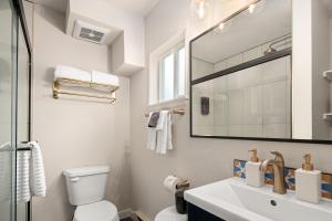 Ένα μπάνιο στο Hotel McCoy Pullman