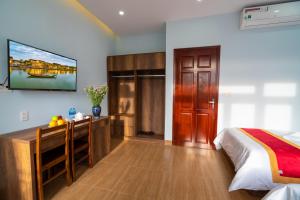 TV a/nebo společenská místnost v ubytování Golden Field Villa Hoi An