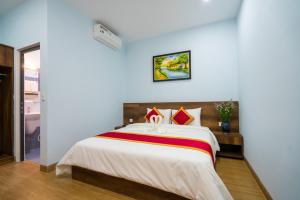 Postel nebo postele na pokoji v ubytování Golden Field Villa Hoi An
