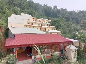 a large building with a red roof on a hill at Hoa Lan Hotel in Bak Kan
