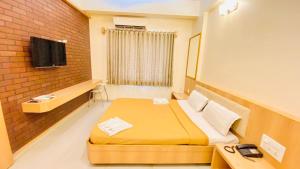 TV a/nebo společenská místnost v ubytování Hotel Sai Gurusthan + 24 fotografií