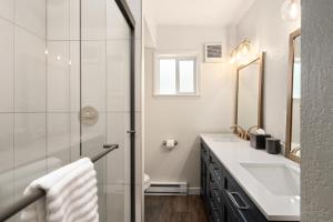 Ένα μπάνιο στο Hotel McCoy Pullman