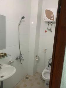 La salle de bains est pourvue de toilettes et d'un lavabo. dans l'établissement Khách Sạn Tuấn Thảo Cửa Lò, à Cửa Lô