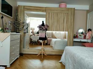 a bedroom with a large mirror and a bed at La Lilloise Villeneuve D'Ascq GD STADE Mauroy in Villeneuve d'Ascq