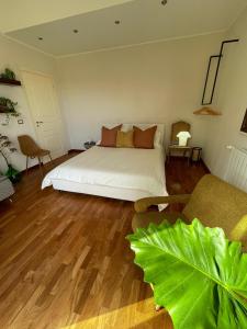 Schlafzimmer mit einem Bett mit einem großen grünen Blatt in der Unterkunft The Room in Syrakus