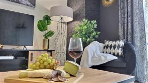 een woonkamer met een tafel met een glas wijn bij Black&White Home-by So'SerenityHome-Balcon-Parking in Cluses