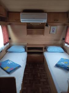 เตียงในห้องที่ Camping Malkiq oazis